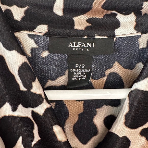 Black and cream animal print sleeveless top. Size small - Picture 7 of 8